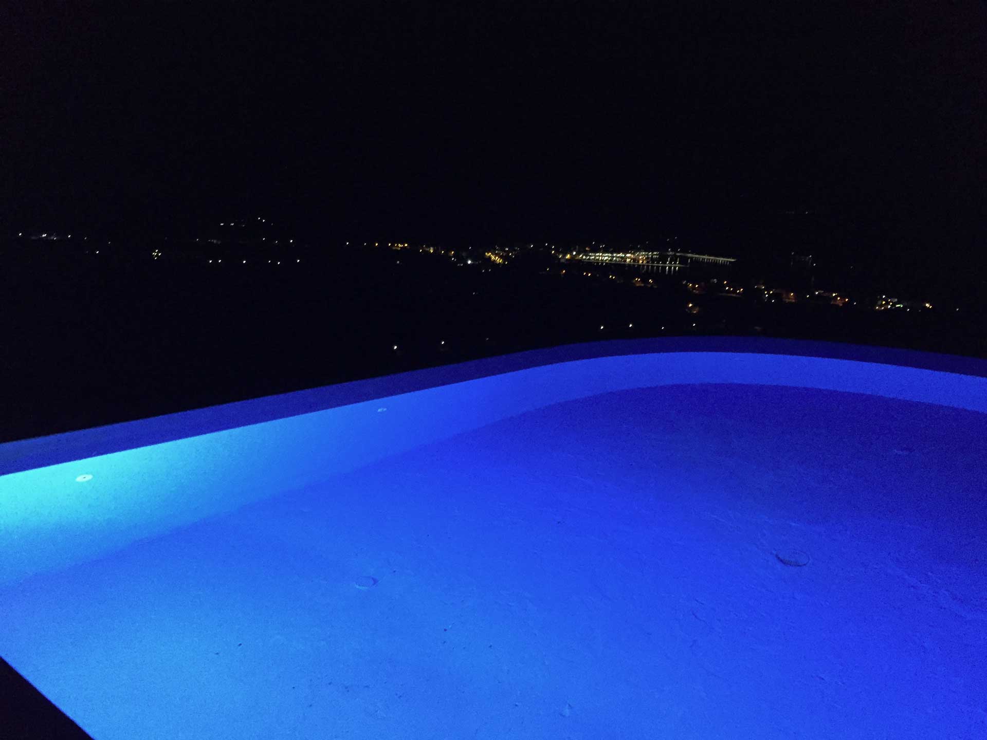 Pool bei Nacht